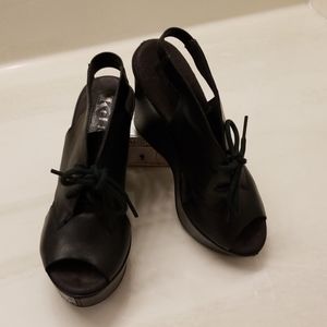 Korks black wedges